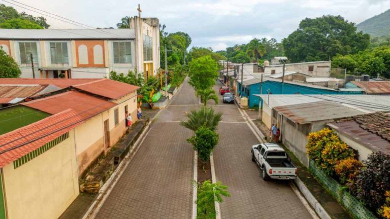 Según las informaciones, el proceso de transformación de 21 tramos de vías urbanas consistió en la remoción de pavimento deteriorado, terracería, mejoramiento de subrasante, construcción de base y finalmente colocación de adoquín en más de 11,400 metros cuadrados.
