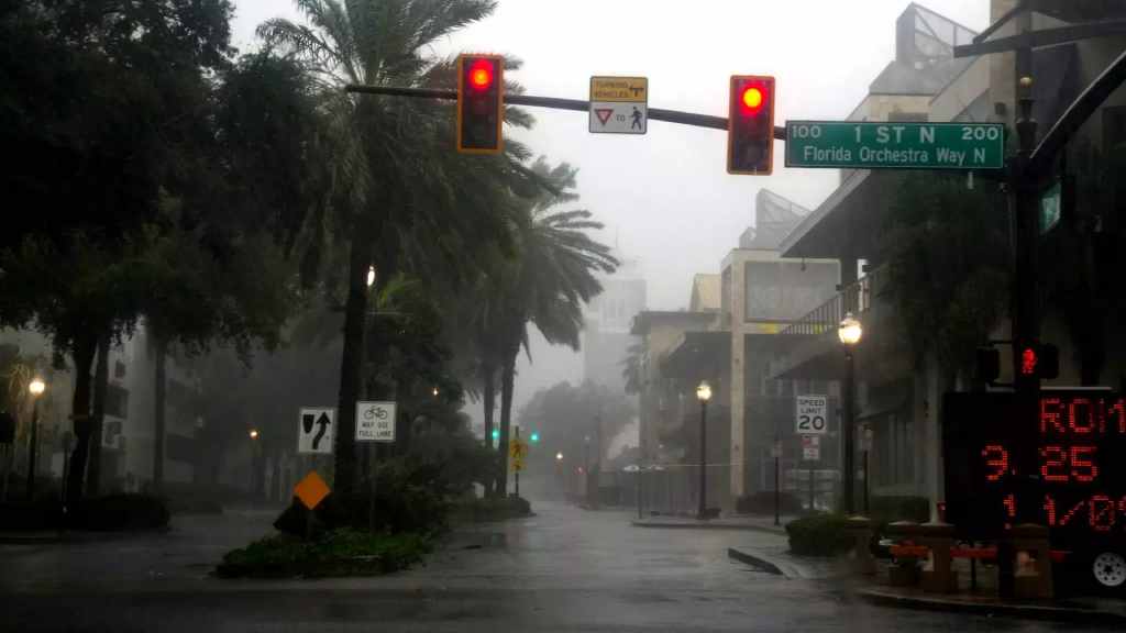 Los vientos sostenidos rondaban los 205 kilómetros por hora cuando tocó tierra, reportó el el Centro Nacional de Huracanes con sede en Miami.