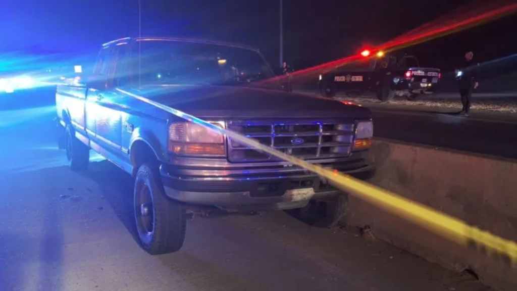 Según los reportes preliminares, el hecho criminal ocurrieron en las inmediaciones de una gasolinera, donde supuestamente un vehículo se le emparejó a su camioneta donde viajaban las víctimas y luego abrieron fuego en contra del hombre, quien perdió la vida de inmediato.