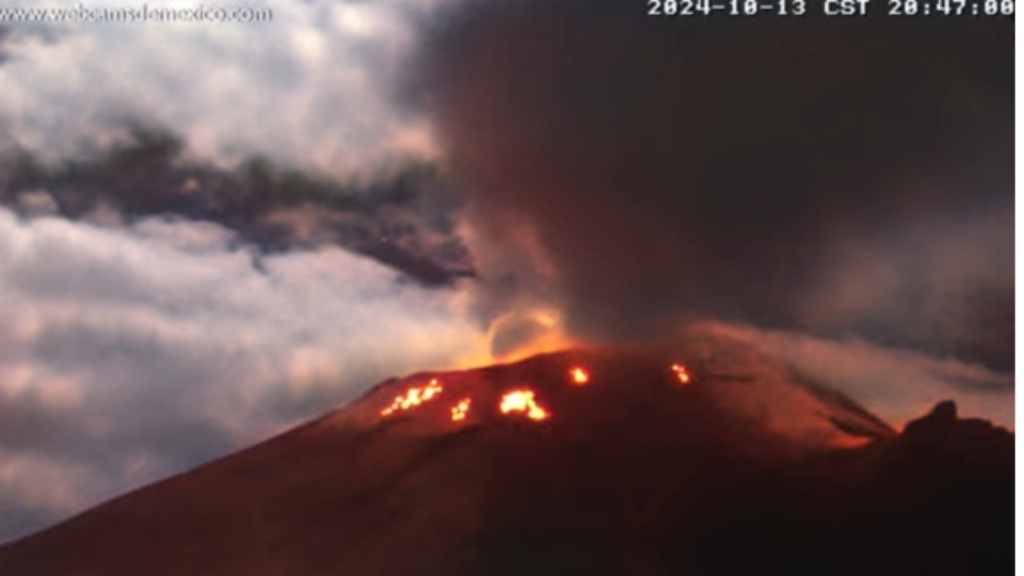 Este lunes se reporta que, el volcán Popocatépetl aumentó su actividad en las últimas horas y desde la madrugada de este lunes se observó la emisión de material incandescente acompañado de vapor de agua, gases y ceniza, según informaciones de televisa