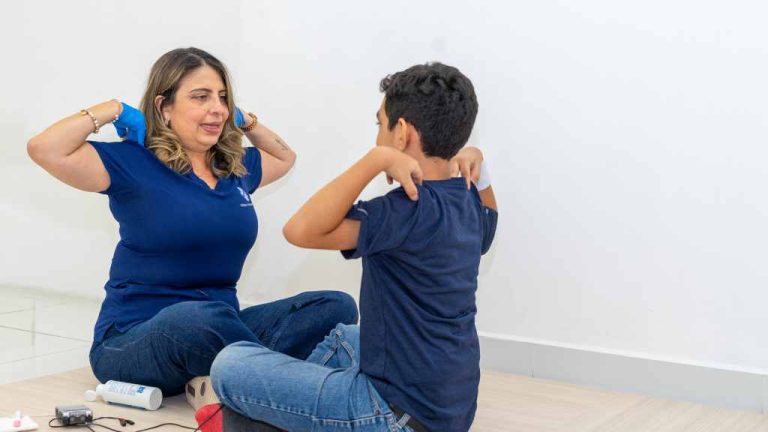 Con un enfoque particular en niños, su equipo multidisciplinario trabaja de manera integral para evaluar y desarrollar planes de tratamiento personalizados, adaptados a las necesidades únicas de cada niño.