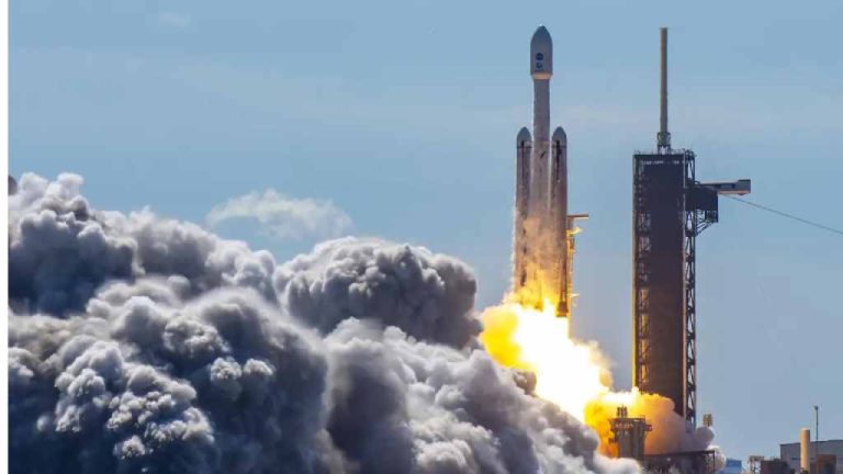 NASA lanza Nave Clipper a luna de Júpiter en busca de vida