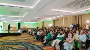 Este congreso se realiza en el marco de la celebración del Día Mundial del Ahorro y contó con más de 1,000 asistentes entre socios, clientes, representantes de las Cajas de Crédito y los Bancos de los Trabajadores miembros del SISTEMA FEDECREDITO, estudiantes de universidades del país, representantes de organismos nacionales, empresarios de micro, pequeña y mediana empresa, así como diferentes medios de comunicación.