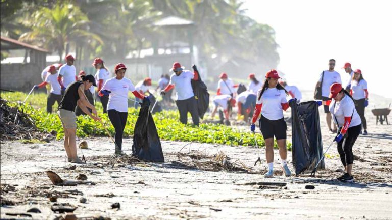 Recientemente, más de 40 voluntarios de Claro El Salvador se unieron en una jornada de limpieza que culminó con la recolección de 1,800 libras (816.46 kilogramos) de basura en un área de 1.8 kilómetros de la costa salvadoreña.