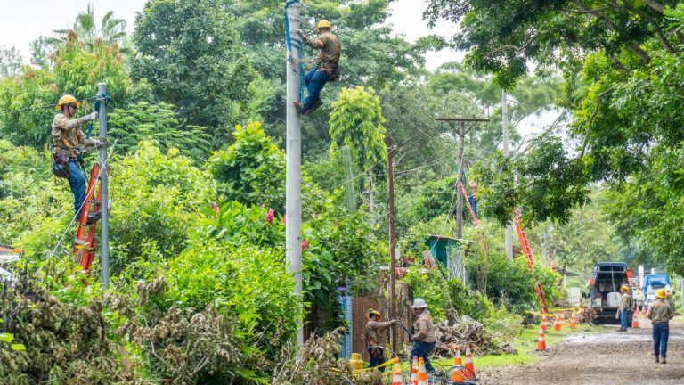 Más de 500 hogares en los departamentos de Sonsonate, Santa Ana y La Libertad fueron beneficiarios con las nuevas instalaciones eléctricas