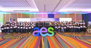 Con el acompañamiento del ISDEMU, más de cien mujeres recibieron su diploma de electricistas certificadas por parte de AES El Salvador.