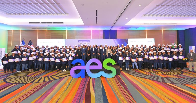 Con el acompañamiento del ISDEMU, más de cien mujeres recibieron su diploma de electricistas certificadas por parte de AES El Salvador.