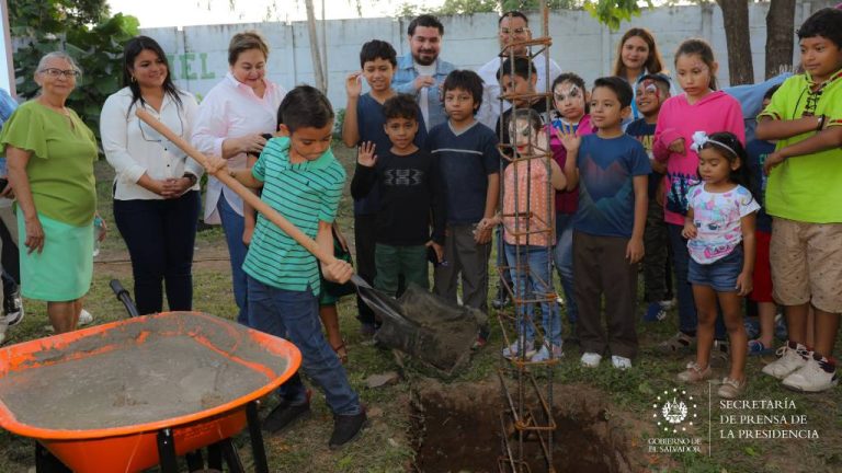 Colocaron la primera piedra en el lugar en donde se construirá el Centro Urbano de Bienestar de Oportunidades, CUBO de Zaragoza.