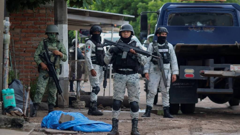 Las víctimas presentaban signos de violencia con impactos de arma de fuego y fueron localizados frente a la escuela de Agronomía de la UAS