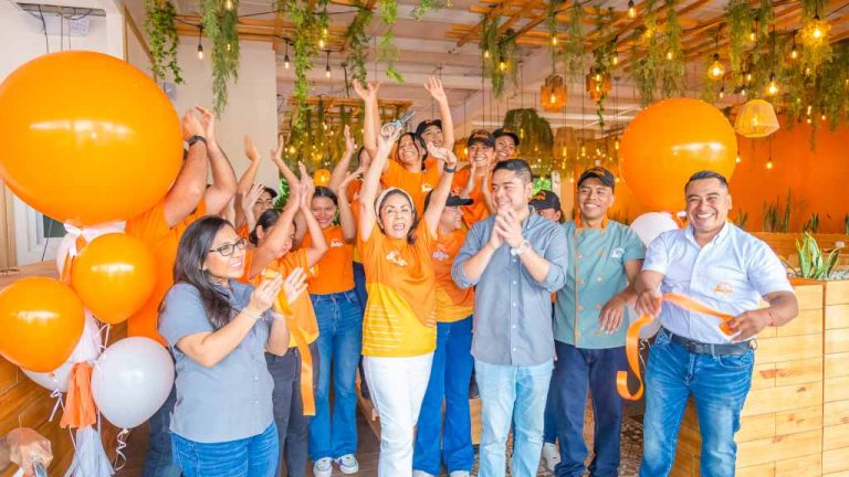 Pupusería Suiza celebra sus 25 años y estrena su nueva sucursal en el centro comercial Santa Rosa, Santa Tecla.