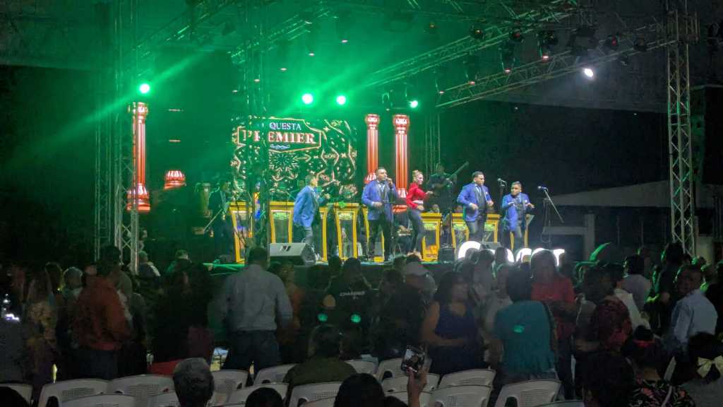 El concierto bailable para pensionados, fue organizado por el Club de Pensionados para homenajear a sus clientes mayores de 50 años.