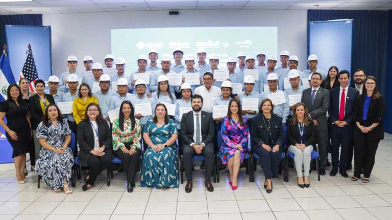 32 jóvenes, entre 18 y 30 años se certificaron como Técnicos Instaladores y Reparadores de Redes de Energía Eléctrica en Media y Baja Tensión