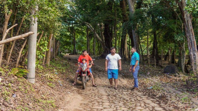 El gobierno del presidente Nayib Bukele, inició la reconstrucción de calle de El Sunzal para reforzar el Surf City y reactivar la economía.