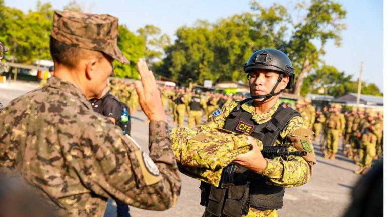 La reforma a la Carrera Militar, incorporará nuevos grados a las jerarquías militares y establecer disposiciones para otorgar dichos cargos.