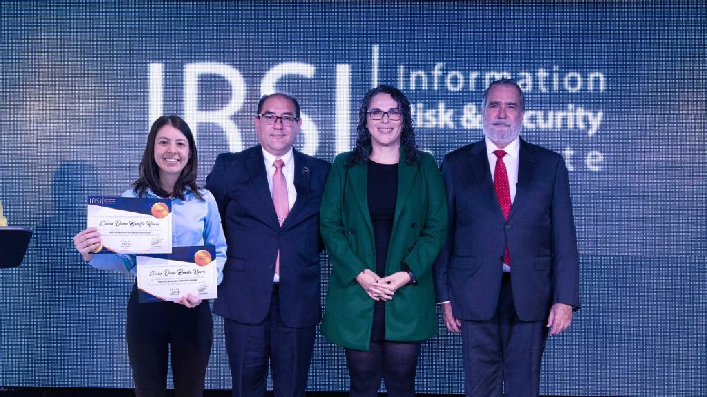 Evelin Bonilla, una talentosa profesional salvadoreña, destacó como la más sobresaliente en el curso de certificación en ciberseguridad.