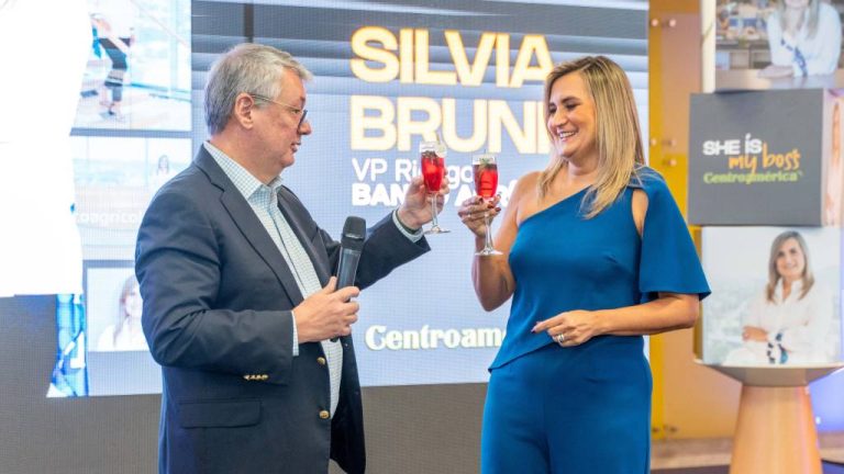 Este capítulo resalta su trayectoria como Vicepresidente de Riesgos y la primera mujer en integrar el Comité Ejecutivo de Bancoagrícola.