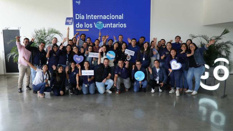 Tigo celebra el Día de los Voluntarios y destaca su impacto de su trabajo en la educación digital de la niñez y y la juventud salvadoreña.