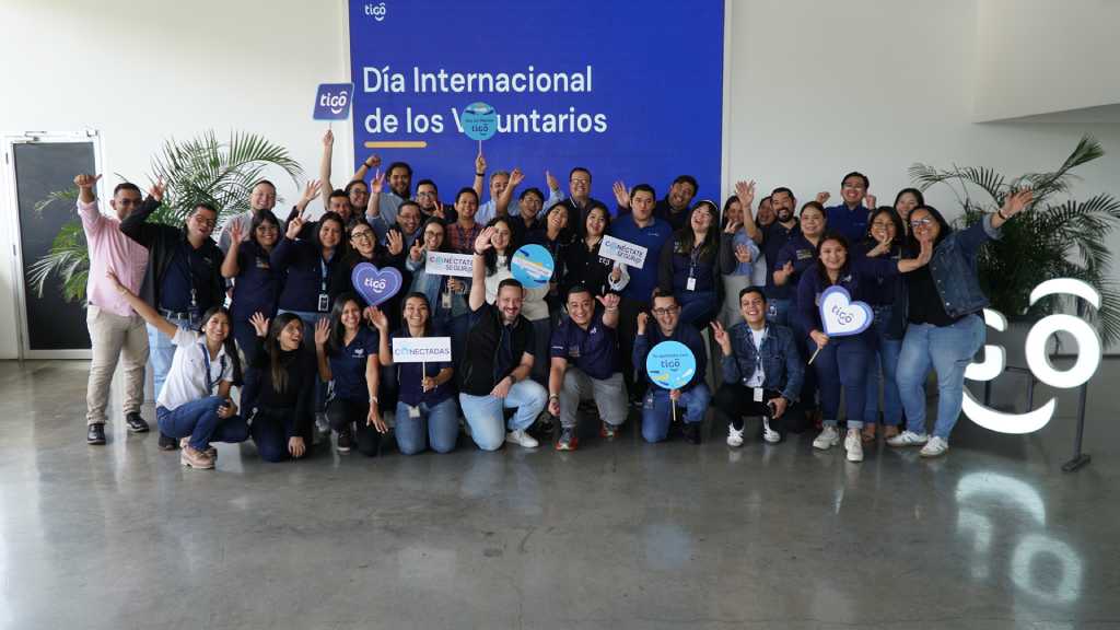 Tigo celebra el Día de los Voluntarios y destaca su impacto de su trabajo en la educación digital de la niñez y y la juventud salvadoreña.