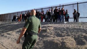 A pocas horas de ser el presidente de EEUU, Donald Trump, promete política fronteriza radical. Los indocumentados están a la expectativa.