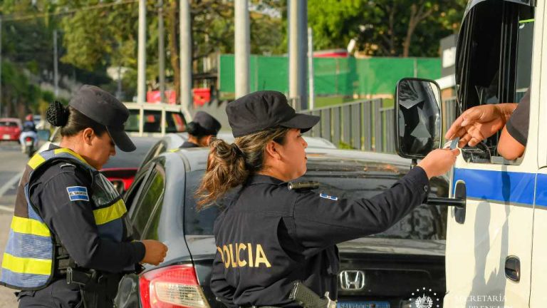 Al conductor que le compruebe alcohol en sangre, le suspenderá la licencia por un año, la primera vez, y si reincide suspensión permanente.