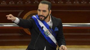 La frase "He estado allí, he hecho eso" del presidente Nayib Bukele, refleja su enfoque de acción directa hacia los problemas del país.