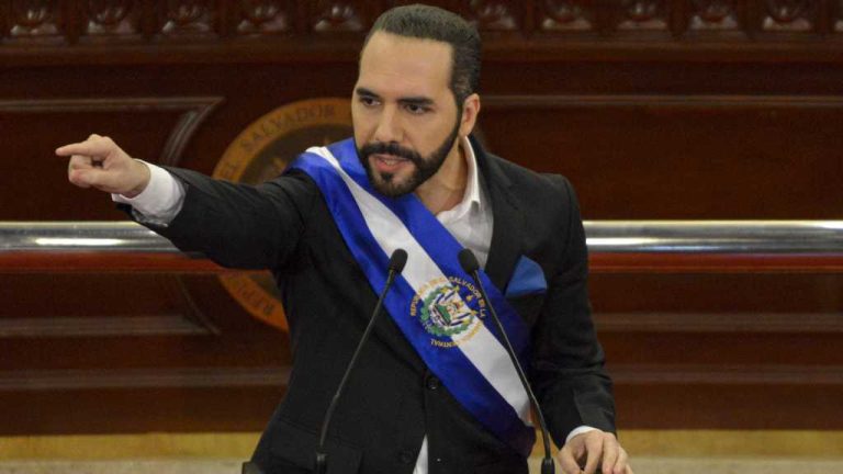 La frase "He estado allí, he hecho eso" del presidente Nayib Bukele, refleja su enfoque de acción directa hacia los problemas del país.