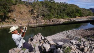 Los habitantes de la zona, por toda una historia, han tenido como medio de transporte un cable de acero y una garrucha para cruzar el río.