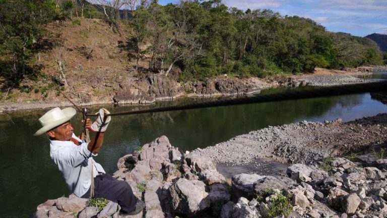 Los habitantes de la zona, por toda una historia, han tenido como medio de transporte un cable de acero y una garrucha para cruzar el río.