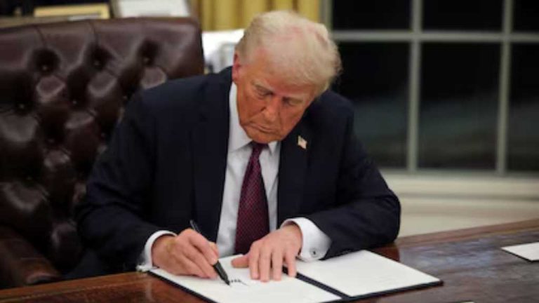 Trump despidió a empleados del Departamento de Justicia por represalias a su investigación, que lo llevaron a ser culpable por 34 delitos