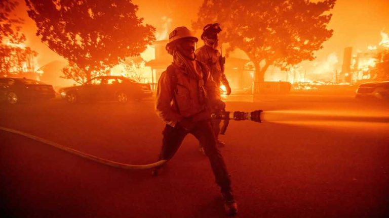 Los incendios han destruido 1, 500 edificios, ha dejado varios heridos, y ha obligado a más de cien mil personas evacuar la zona de desastre.