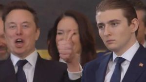 Barron Trump, el hijo del presidente de EEUU, Donald Trump, no celebrar la efusiva actitud del magnate dueño de X, Elon Musk.