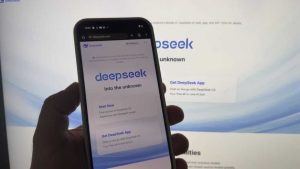DeepSeek-R1 es un modelo de inteligencia artificial diseñado para abordar tareas que requieren inferencia lógica y decisiones en tiempo real