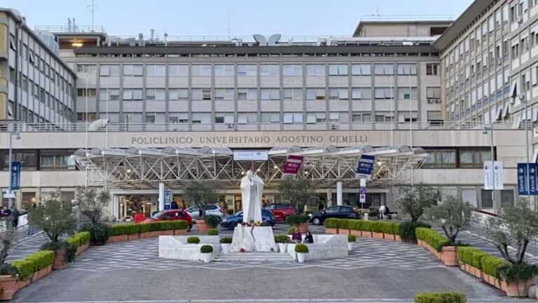 Su estado ha sido descrito como "crítico" pero con signos de leve mejoría. El Vaticano informó que su situación es de pronóstico reservado.