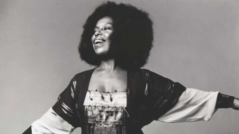 Roberta Flack, fue una cantante, pianista y compositora estadounidense, conocida por su habilidad para fusionar el soul, el jazz y el pop.