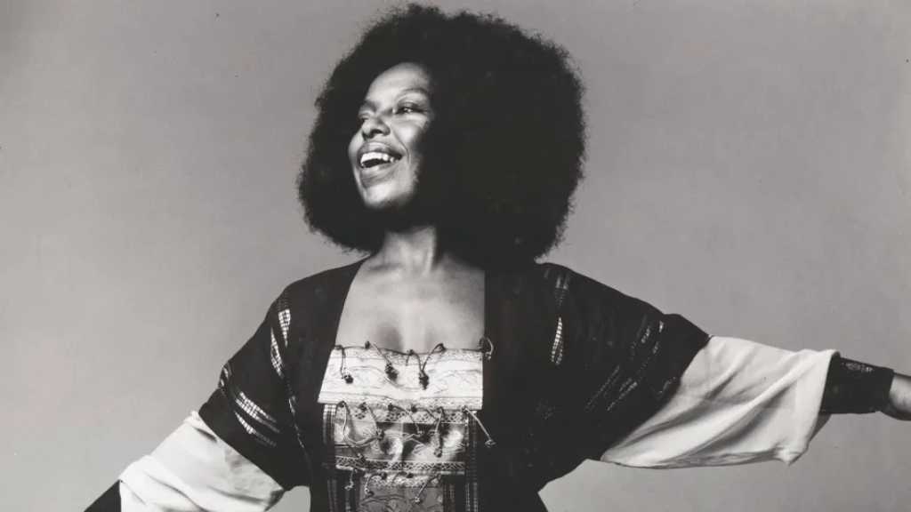Roberta Flack, fue una cantante, pianista y compositora estadounidense, conocida por su habilidad para fusionar el soul, el jazz y el pop.
