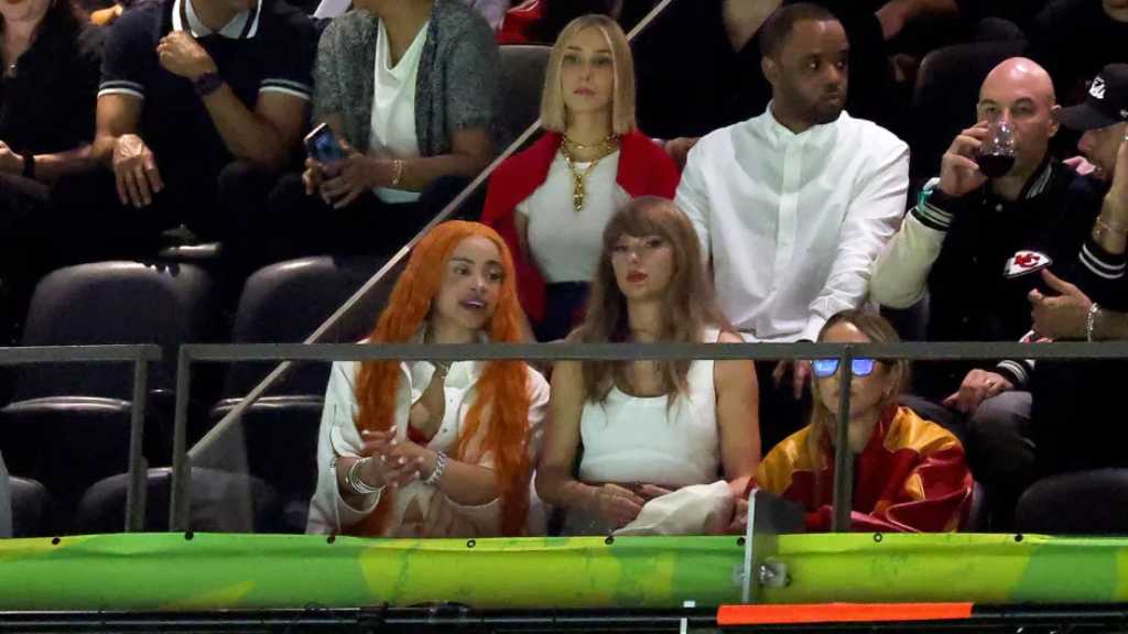 Taylor Swift, se sorprendió y expresó su confusión al ser abucheada junto a Ice Spice cuando aparecieron en la pantalla del Super Bowl.