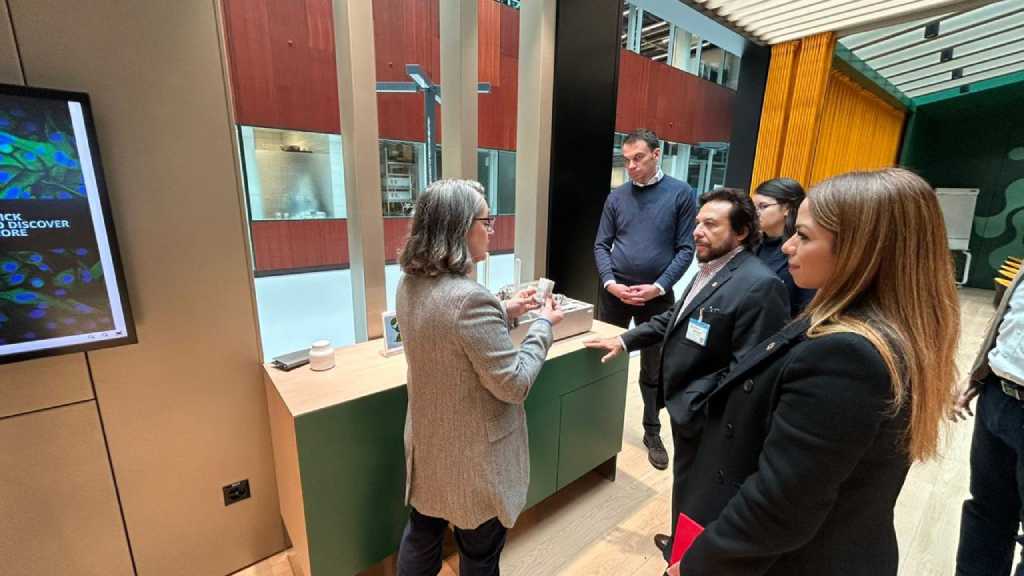 El vicepresidente Félix Ulloa, rector de la ESIAP recorrió "El Cubo" de Philip Morris International para conocer los proyectos que la empresa