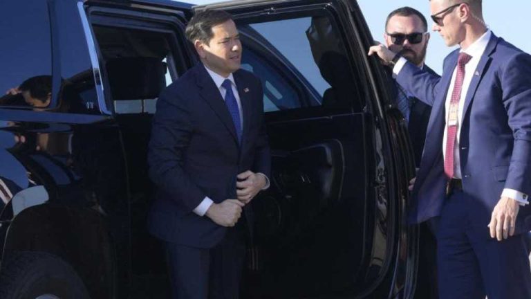 Esta visita refleja una política exterior de "Estados Unidos Primero" bajo la administración Trump, centrándose en la migración y geopolítica