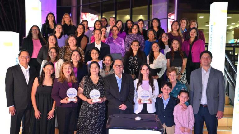 En Día Internacional de la Mujer, iluminan un año más de color morado la Torre del Banco Cuscatlán, en apoyo a la igualdad de género.