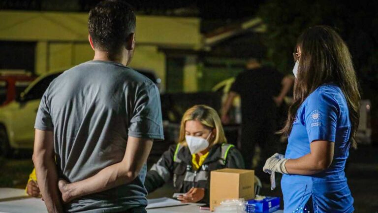 Pagará una multa de $150, le suspenden la licencia de conducir por un año y debe asistir a un curso obligatorio de reeducación vial.
