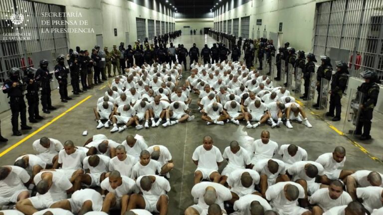 238 miembros de la organización criminal venezolana Tren de Aragua y 23 terroristas de la MS13 arribaron al país y enviados directo al CECOT
