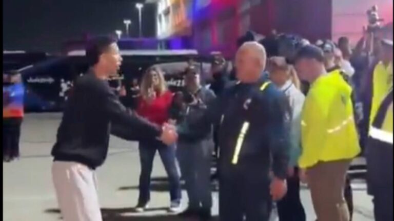 Diosdado Cabello, recibió con abrazos y efusivos saludos a un sujeto deportado por EEUU, señalado de múltiples delitos en ese país.
