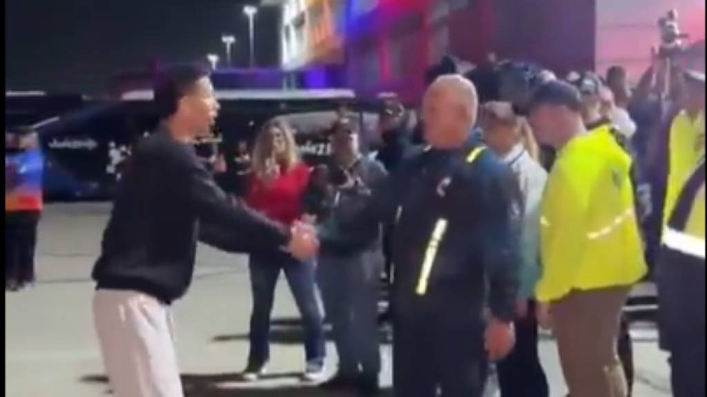 Diosdado Cabello, recibió con abrazos y efusivos saludos a un sujeto deportado por EEUU, señalado de múltiples delitos en ese país.
