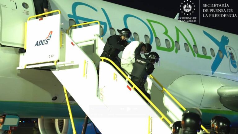 Los 238 miembros del "Tren de Aragua" deportados, aterrizaron en El Salvador, el 16 de marzo, pese a la orden judicial de devolverlos a EEUU.