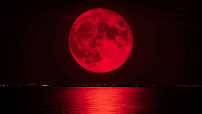 El eclipse lunar total ocurrirá en la noche del 13 de marzo y la madrugada del 14 de marzo, dependiendo de la zona tu en donde se encuentres.