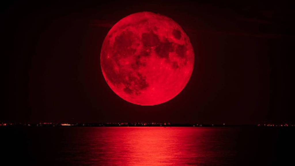 El eclipse lunar total ocurrirá en la noche del 13 de marzo y la madrugada del 14 de marzo, dependiendo de la zona tu en donde se encuentres.