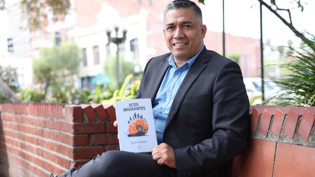 "Ecos Migrantes" es un libro escrito por el periodista Soudi Jiménez, originario de Ahuachapán, graduado de la Universidad de El Salvador.
