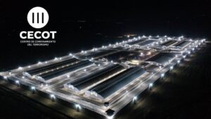 El CECOT está diseñado con medidas extremas de seguridad, tanto, que es imposible que los criminales ahí recluidos, intenten fugarse