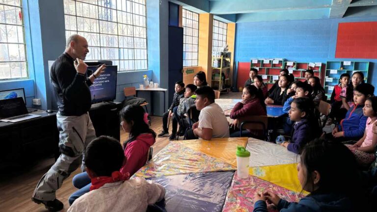 Esta misión no solo busca establecer nuevos hitos en la exploración espacial, sino también servir como plataforma educativa.