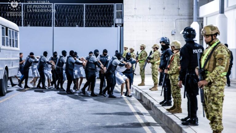 El traslado de peligrosos criminales al Centro de Confinamiento del Terrorismo (Cecot), se llevó a cabo en operativo policial y militar.